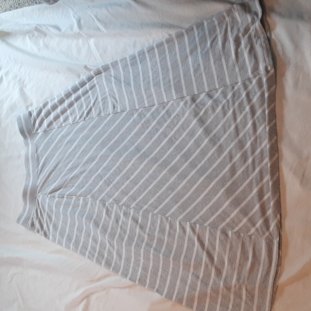 Maurices Full Lenght Skirt, L,‎ Gray and white.